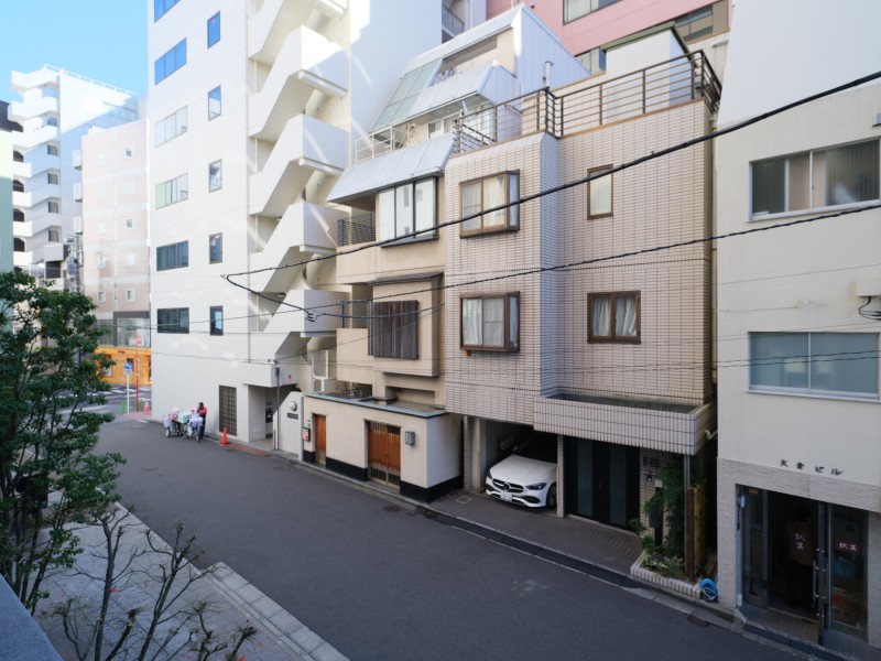 国道50号線から1本なかに入った立地で、徒歩圏内にコンビニやスーパーなどが揃った住環境です。築地駅や新富町駅などをはじめとした複数の駅路線にアクセスでき、交通の利便性も良好な物件です。