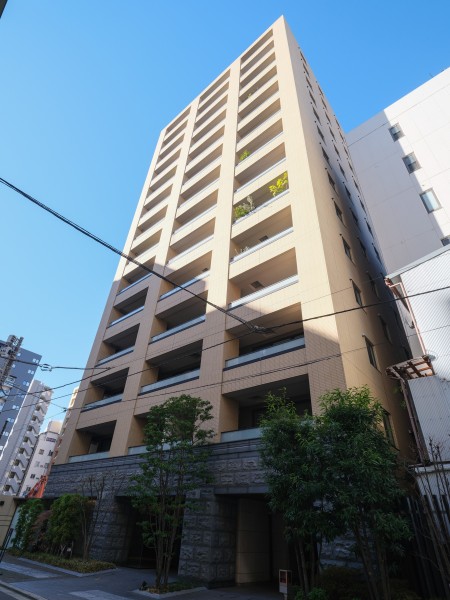 2014年築、日比谷線『築地』駅徒歩1分の駅近立地マンションです。安心のダブルオートロック・宅配ボックスが完備され、隣接地には2029年竣工予定の再開事業が予定されています。