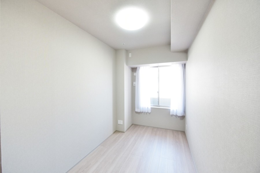 洋室３（約5.1帖）リビングから離れて静かに心と体の休息、読書や趣味などの自分の時間に集中できるプライベートスペースです。全居室に収納があり、居室を広々と使用できます。