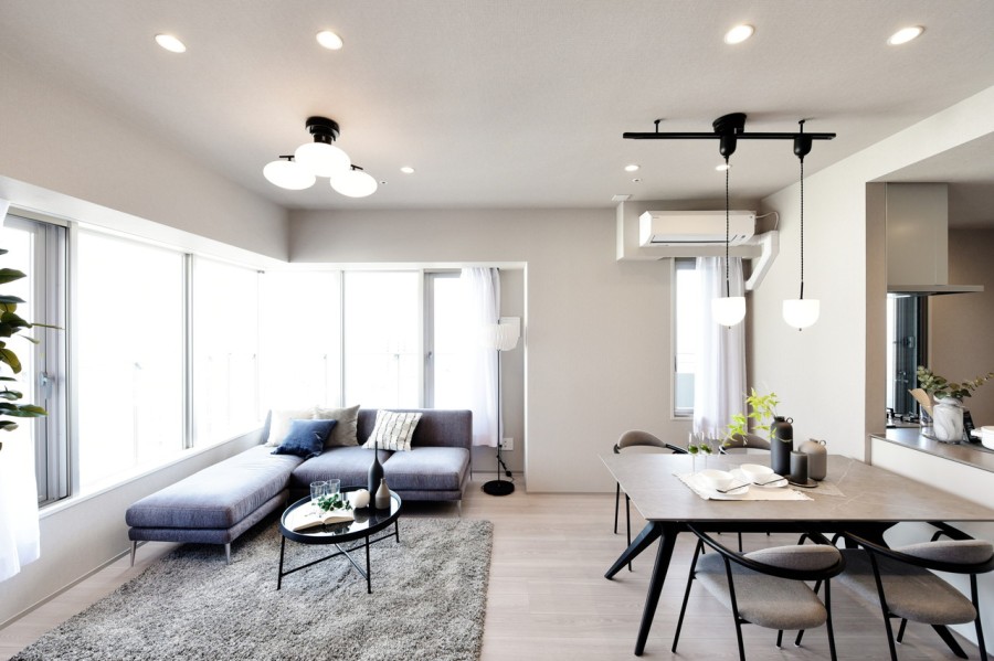 ニュートラルカラーで統一された洗練された空気の中にどこか優しさを感じるLDKです。どんな家具とも相性が良いので、インテリアや小物で自分らしい空間を演出できます。