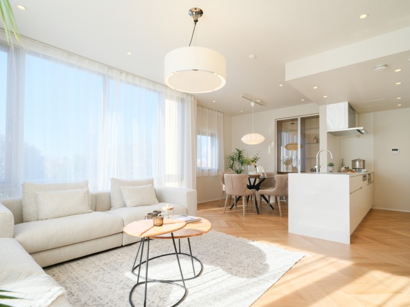 二面採光の窓から心地よい光と風を運んでくれる、おだやかな空気に纏われたリビングダイニングです。約20.5帖の広さがあり、大型家具を置いてもゆったりとお過ごしいただけます。