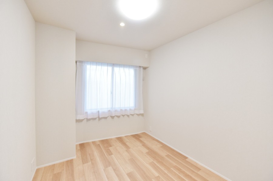 洋室２（約5.1帖）は自分の時間や趣味、課題に集中できるプライベートスペースです。窓から差し込む優しい光を感じながら、自分らしい時間を過ごすことができます。