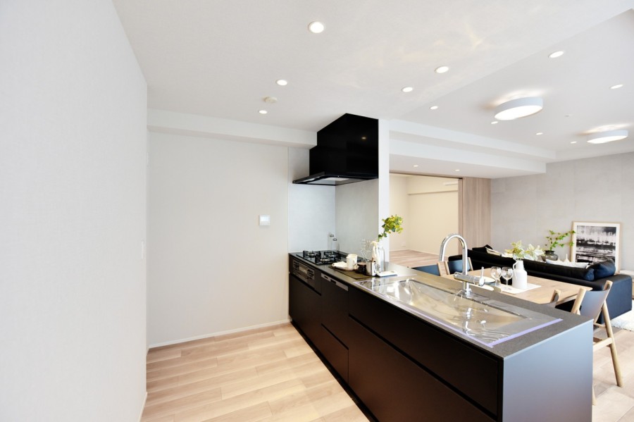 このお部屋のために設えた田中工藝製システムキッチンです。対面式のキッチンに変更し、家族とコミュニケーションをとりながら家事や食事を楽しめます。食器洗浄乾燥機完備で家事の効率化に役立ちます。