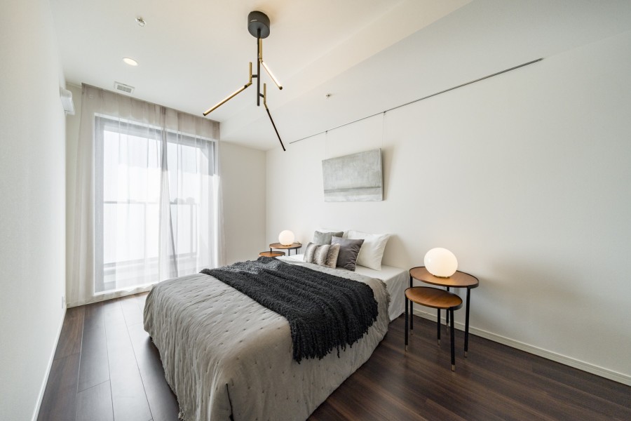 約8.0帖の広さがある洋室1は主寝室にぴったりです。過ぎゆく時間をのびやかに感じ、プライべート時間を満喫できるお部屋となっております。