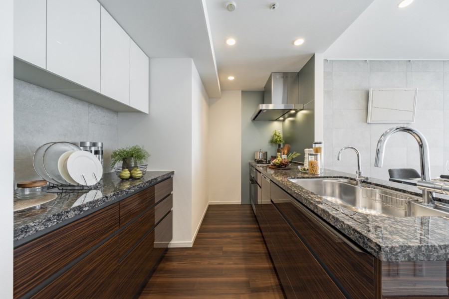 キッチンの背面にはお揃いのカップボードが設置されております。収納豊富でカウンタースペースも広く、実用的です。カウンター部分にはワインやオシャレな家電を置いて、インテリアとしても楽しめそうです。