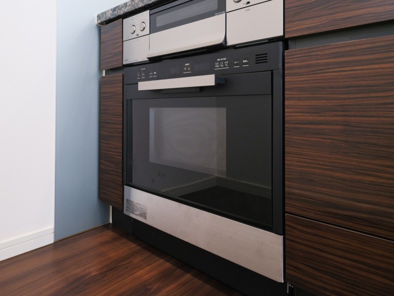 キッチンにはコンベックがあります。ガスのパワフルな火力と熱風循環で外はこんがり、中はしっとりと短時間で本格的な調理が可能です。お料理を楽しむことができます。