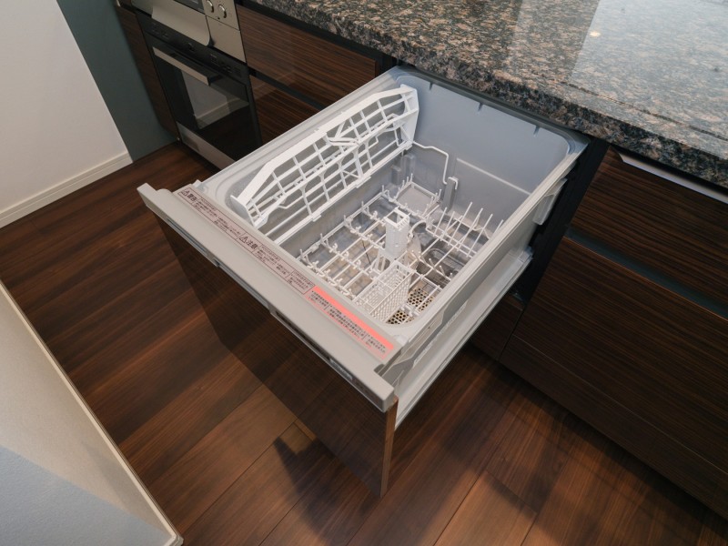 ◆食器洗浄機◆家事の時間を短縮できる優れもの。さらに節水・節約を同時に行うことができるので、人気があり重宝します。