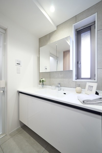 スタイリッシュなデザイン性と、機能性を兼ね備えた洗面化粧台を新規設置しています。窓からの自然光も取り込める上にカウンターにもゆとりがあるため、ドレッサーとしても使いやすい設計です。