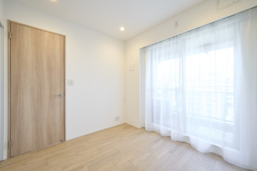 バルコニーに面した約5.1帖の洋室2は明るく、過ぎゆく時間をのびやかに感じるお部屋です。