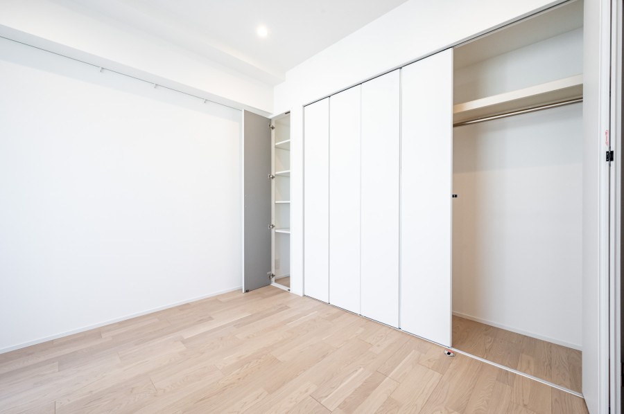 洋室2には間口の広いクローゼットがあるので、お手持ちの衣服などをたっぷり収納できそうです。クローゼットの隣には収納棚があり、小物の収納に便利です。