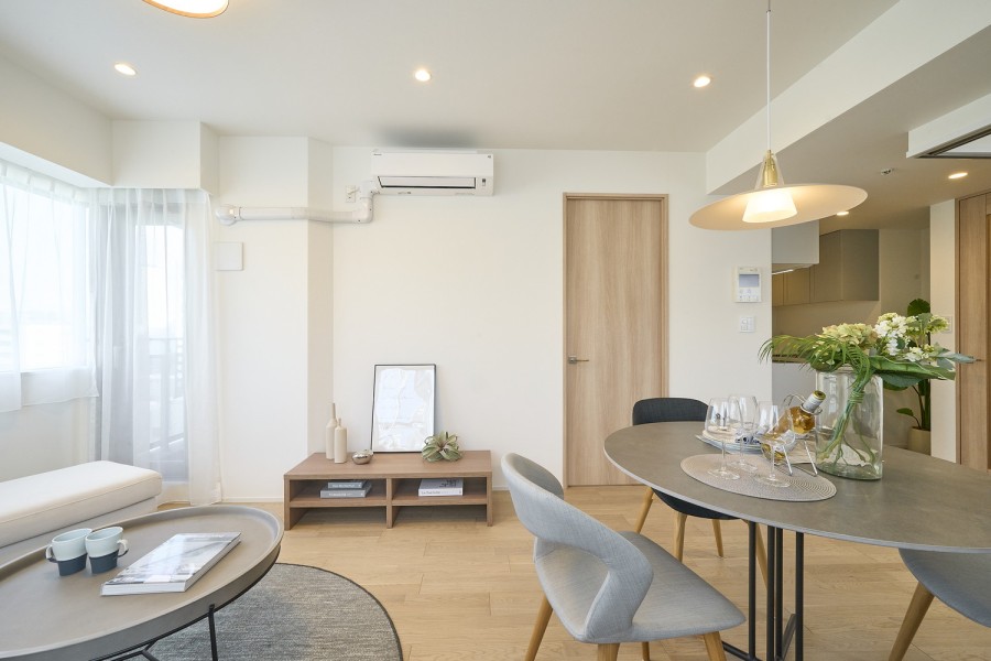 住まう方の暮らしやすさと心地よさを追求したリビングです。目に肌に心にやさしく温かい穏やかな住空間が、暮らしに余裕をもたらしてくれます。