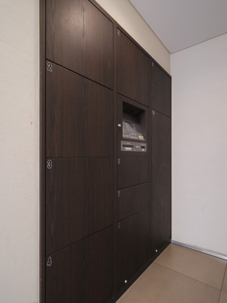 ◆宅配ボックス◆24時間いつでも荷物受け取りが可能。プライベートの時間を邪魔されず、配達時間も気にせず過ごすことができる便利な設備です。