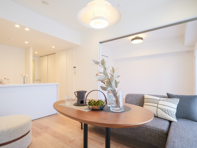 お部屋は自然の優しい温もりを添えた居心地の良い内装に仕上がりました。多彩な豊かさが紡ぎ、穏やかな時間が流れます。