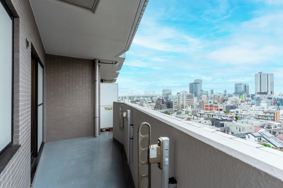 ゆったりとしたバルコニーには物干し金具があり、洗濯物を外に干すことができます。金具が下部にあるため、外から洗濯物が見える心配はありません。