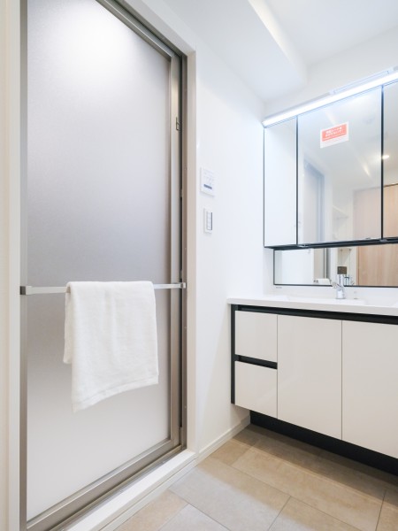 収納豊富で大きな三面鏡付き、デザイン性と機能性を兼ね備えた洗面化粧台です。空間に美しく溶け込み、朝の身支度を整える時間も、入浴後の時間も快適にお使いいただけます。