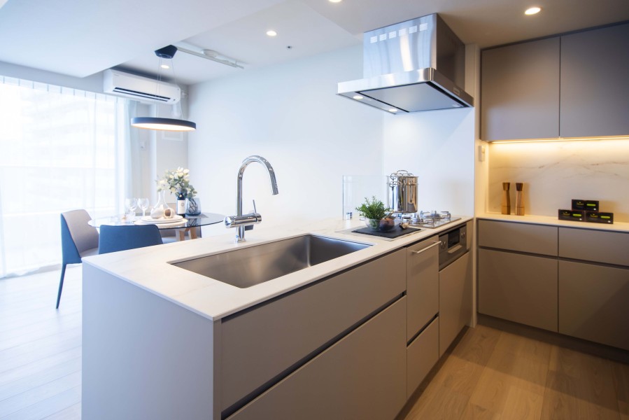 グローバルベイスオリジナル田中工藝製システムキッチンを新規設置しました。室内の色合いに調和した、デザイン性の高いキッチンです。