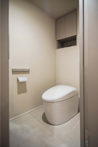 手洗い場付きのレストルームには、スタイリッシュなタンクレストイレを備え付けました。シンプルで安らぎが宿るレストルームです。