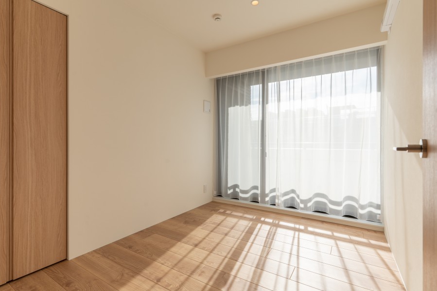 洋室2は約4.1帖の広さがあり、素朴さとどんなインテリアも受け止める柔軟性が魅力です。凹凸の少ない空間なので家具の配置しやすさは◎。