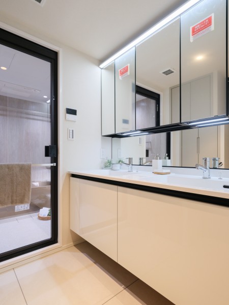 ホテルライクなダブルボウル洗面化粧台を新規設置しました。ご家族が同時に身支度でき、出発前の慌ただしい時間にも快適にお使いいただけます。三面鏡裏と足元に収納棚があり、日用品や身支度グッズを収納できます。