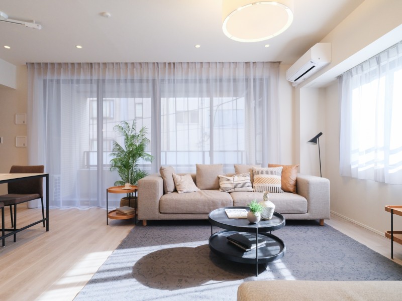 多種多様なライフスタイルに寄り添ったしつらえにリノベーション、アップデートしたお部屋です。こだわった素材や意匠を纏い、柔らかく、美しく創りあげました。