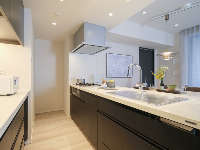 キッチンはリビングにいるご家族とコミュニケーションを取りながらのお料理ができるオープンタイプです。収納豊富で作業スペースも広いので、お二人以上でのお料理もゆとりをもってお楽しみいただけます。