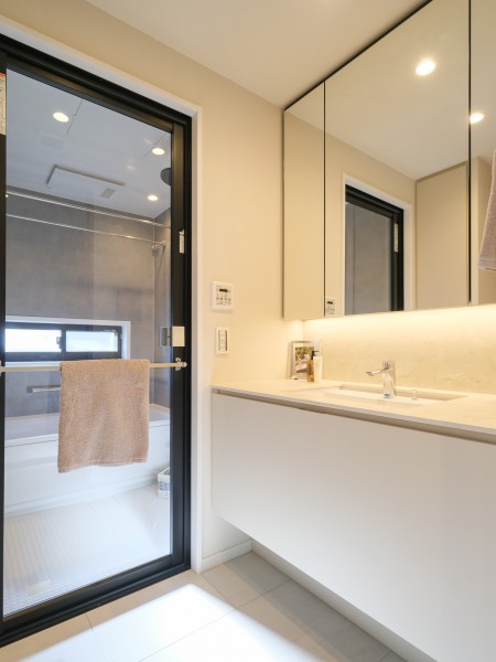 洗面化粧台は、キッチンと同じく田中工藝製で上品さが宿ります。入浴後の豊かな時間を演出し、心からくつろげるプライベート空間です。