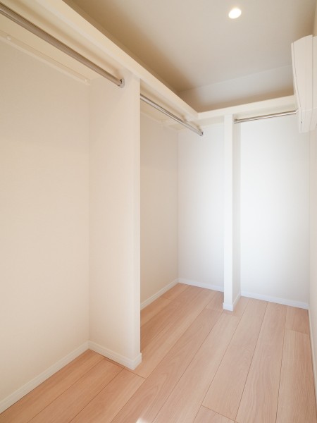 洋室1には頼もしい収納力を持つウォークインクローゼットを備え付けました。居室部分を広々とお使いいただけます。