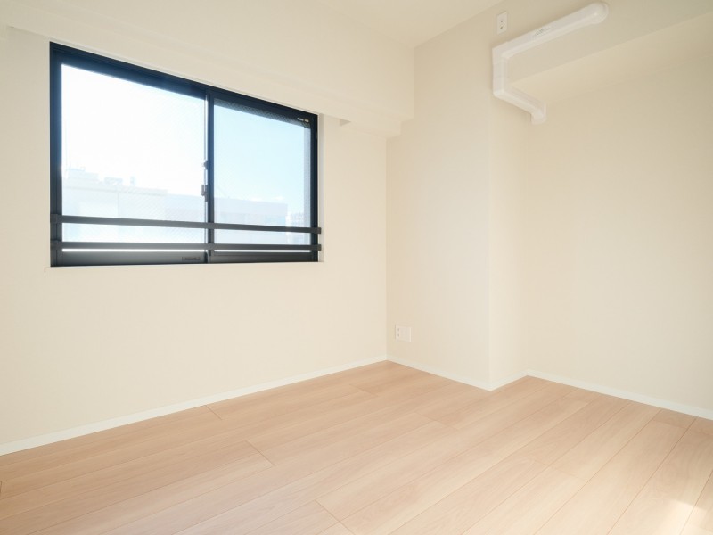 リビングに隣接していながらプライベート性の高い時間を過ごせる洋室2です。約5.0帖の広さがあり、のびやかな空間の中で、ほっと一息つけるやすらぎの時間が流れます。