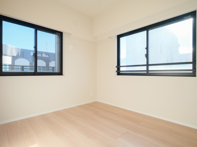 二面採光で明るい洋室3です。約5.0帖の広さがあります。穏やかな自然光が入り、のびのびとお過ごしいただけるお部屋です。