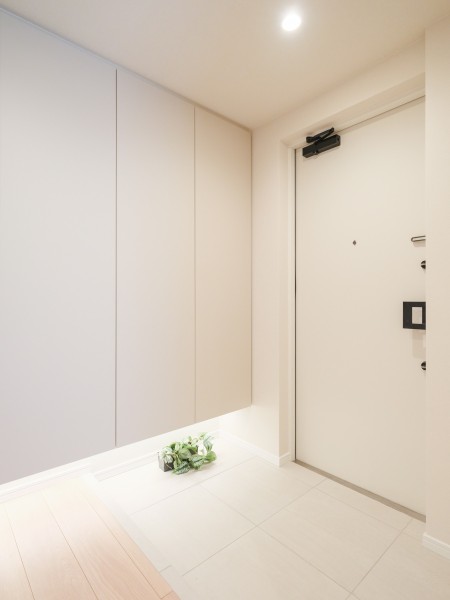 住まいの顔になる玄関は、フットライトが足元を温かく照らし、白を基調に爽やかな空間を演出します。人感センサー付きライトを設置したので、暗い時間帯のご帰宅や両手が塞がっているときも快適です。