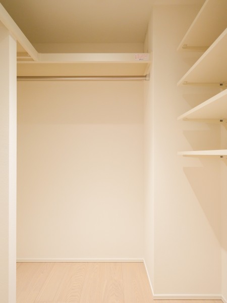 洋室1には頼もしい収納力を持つウォークインクローゼットを備え付けました。居室部分を広々とお使いいただけます。