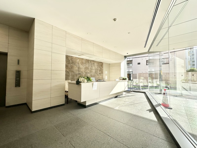 エントランスホールにはコンシェルジュカウンターがあります。細やかなサービスを提供しており、生活を豊かに彩ってくれます。快適な日々をお過ごしいただけます。