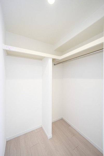 洋室2には頼もしい収納力を誇るウォークインクローゼットを備え付けました。荷物はたっぷりと収納し、居室部分は広々とお使いいただけます。