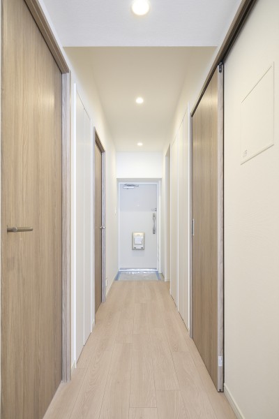 上品なホワイトと木の温もりを感じるナチュラルテイストの玄関スペースです。人感センサー付きライトを設置したので、暗い時間帯のご帰宅や両手が塞がっているときも快適です。