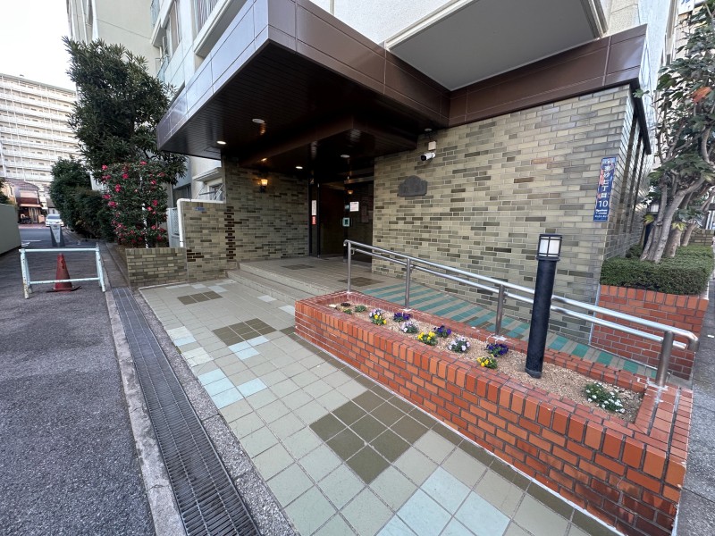 温かみのあるレンガの花壇が印象的なアプローチです。スロープがあるので、ベビーカーや車椅子での移動もスムーズです。