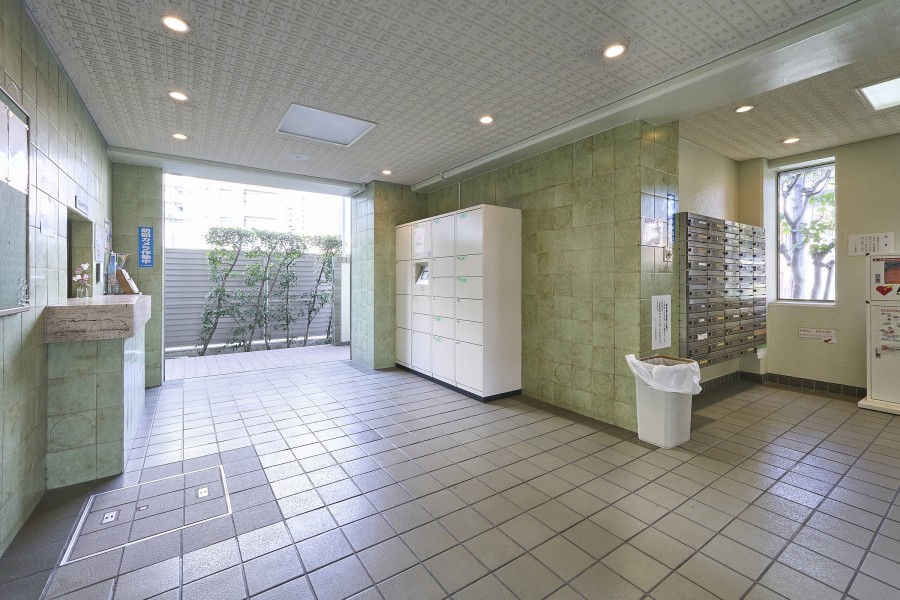 ◆宅配ボックス◆24時間いつでも荷物受け取りが可能。プライベートの時間を邪魔されず、配達時間も気にせず過ごすことができる便利な設備です。