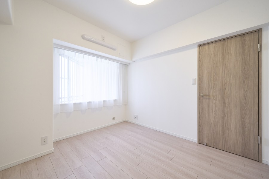 洋室1はリビングから一番遠く、プライベート性が高いお部屋です。過ぎゆく時間をゆったりと感じることができるのびやかなお部屋です。