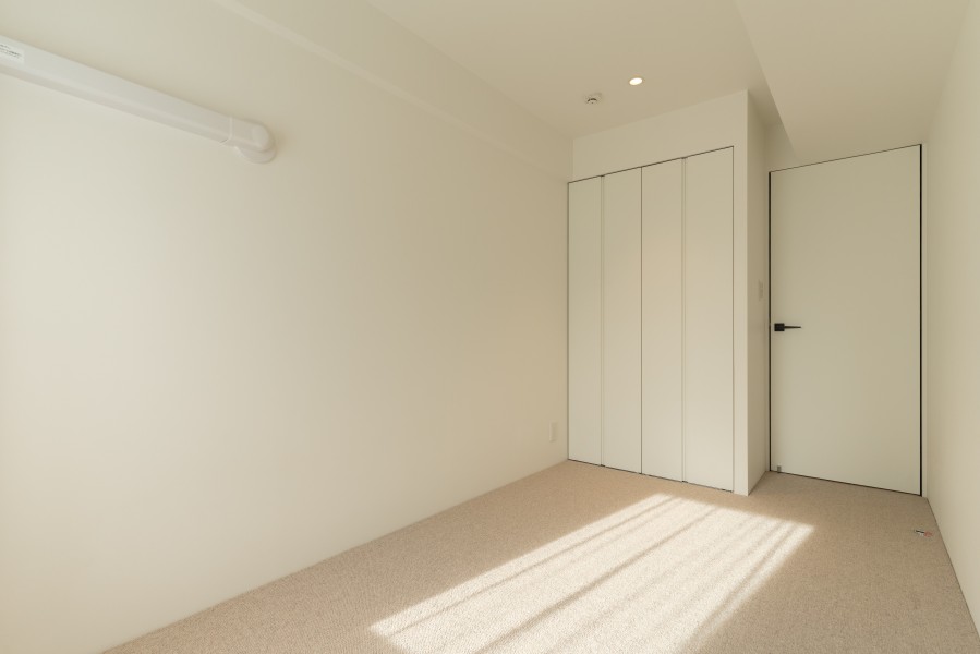 巾木を設けず、繊細な技術で丁寧につくりあげた住まいです。ディテールにこだわりすっきりと見せる上質でこだわり溢れる内装です。