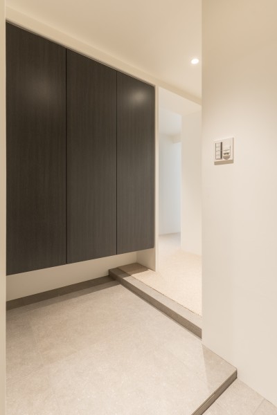 シューズボックスはブラックカラーを採用し、お部屋全体を統一感のある空間に仕上げました。