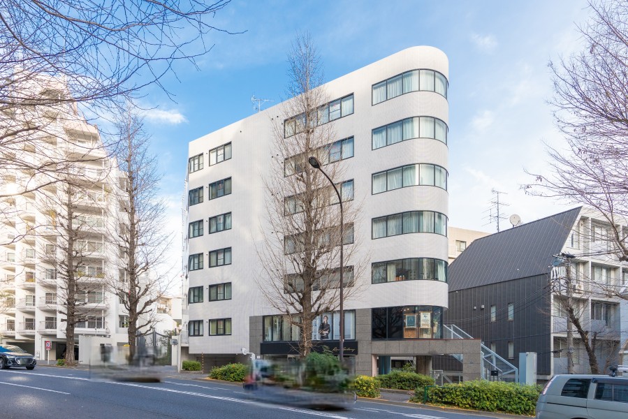 品格ある『渋谷区神宮前』アドレスに佇むマンションです。原宿駅・明治神宮前駅から徒歩１０分圏内なので利便性良好です。