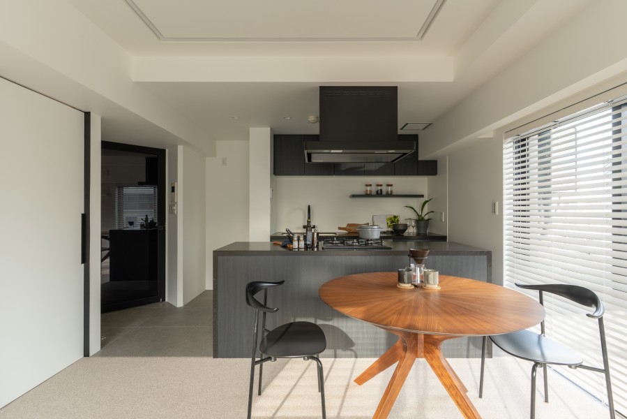 東南角部屋・二面採光のLDは、自然の優しい温もりを添えた居心地の良いお部屋です。多彩な豊かさが紡ぎ、穏やかな時間が流れます。