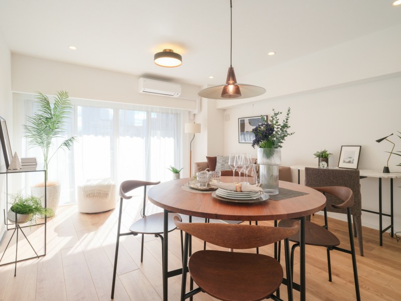 表面の質感にこだわり、広幅デザインで木の表情を楽しめる床材を採用しています。日常をより上質に、快適にお過ごしいただける心地よい居住空間です。