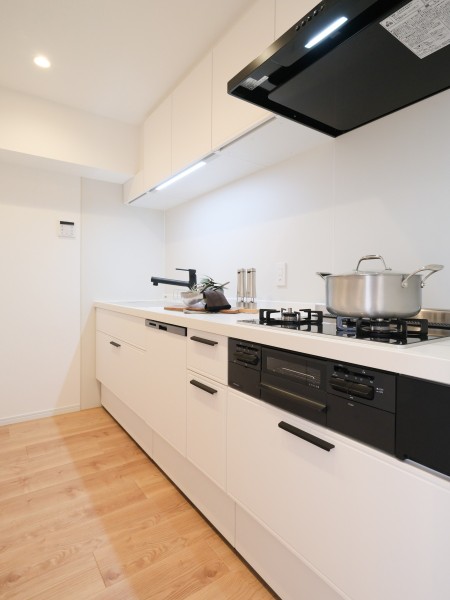 収納豊富な壁付けタイプのシステムキッチンを新規設置しています。作業スペースにもゆとりがあり、家事時短に役立つ食器洗い機を搭載しているため、日々の家事を快適にサポートしてくれます。