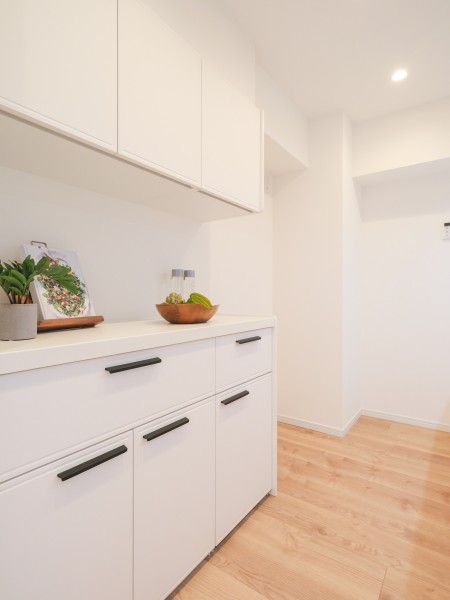 キッチンの背面にはお揃いのカップボードが設置されております。収納が豊富で、お料理グッズや食器などをすっきり収めることができる嬉しい設備です。