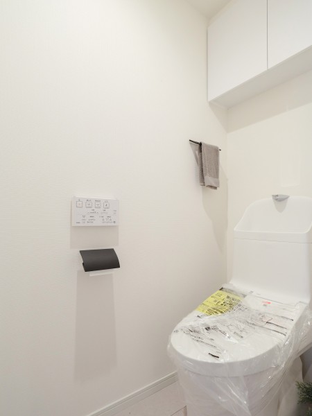 レストルームは毎日使う場所だからこそ、清潔感と使いやすさにもこだわった空間です。優れた節水効果や汚れが付きにくい便座など、ほしかった機能が揃ったウォシュレット一体型トイレです。