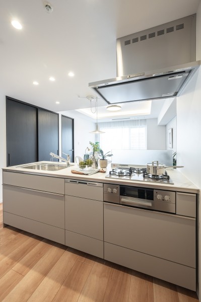 開放的なオープンキッチンは、住まいと暮らしにフィットするデザイン性と機能性を兼ね備えています。コンロはガラストップコンロのため油汚れも簡単に落とせ、綺麗さをキープできます。