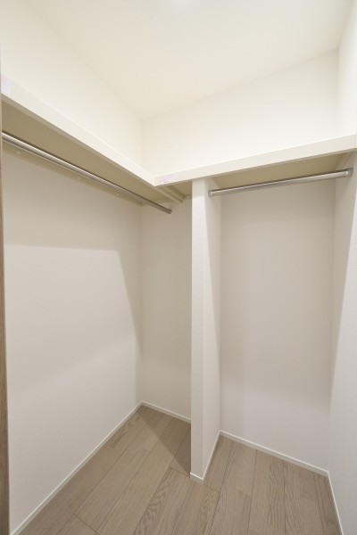 洋室1には頼もしい収納力を誇るウォークインクローゼットを備え付けました。かさばりやすいアウターやオフシーズンの家電など、たっぷり収納できそうです。