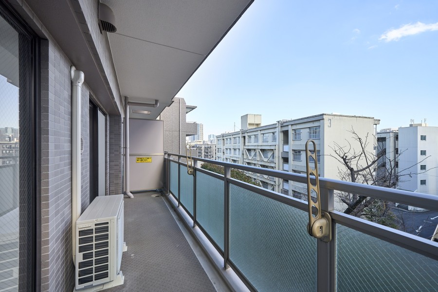 リビングダイニングと洋室2に隣接したバルコニーです。心がほっとするような光と心地よい風を感じ、日々をアップデートできそうですね。