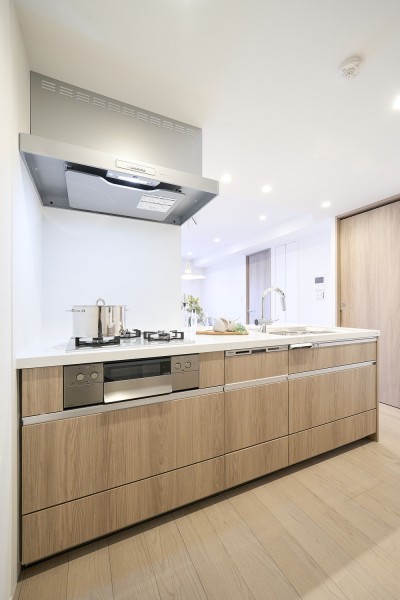 家事時短に役立つ食器洗い機を搭載したシステムキッチンです。ガラストップのガスコンロは油汚れも簡単に落とせ、綺麗さをキープできます。