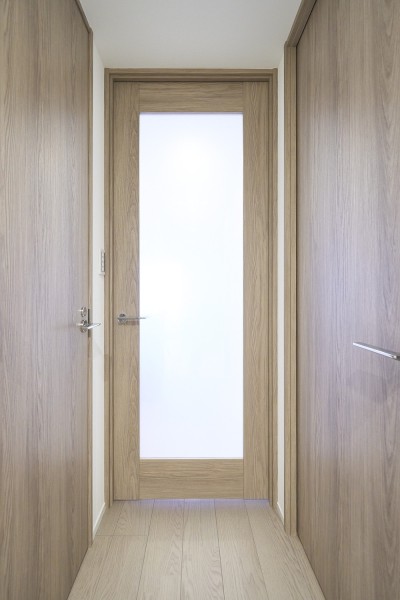 LDKに続く扉はガラス扉を採用したので、採光と開放感をよりいっそう感じることができます。上質で美しい木目調の魅力が溢れる玄関スペースです。